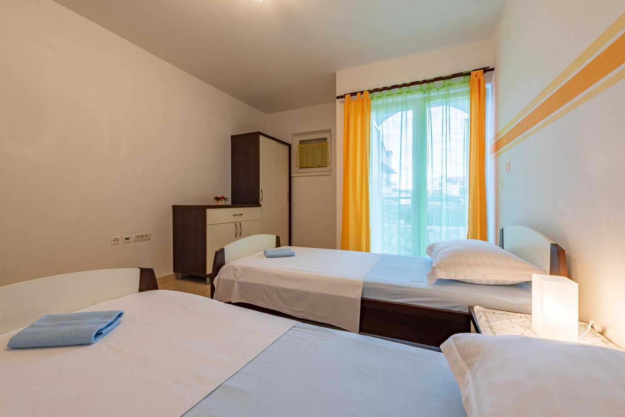 Haus Toni Lägenhet Ražanac Exteriör bild