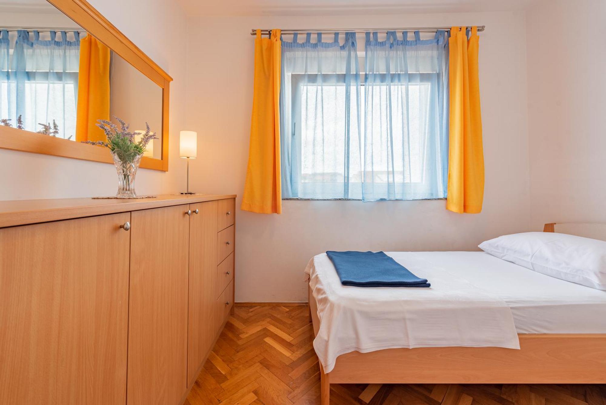 Haus Toni Lägenhet Ražanac Exteriör bild