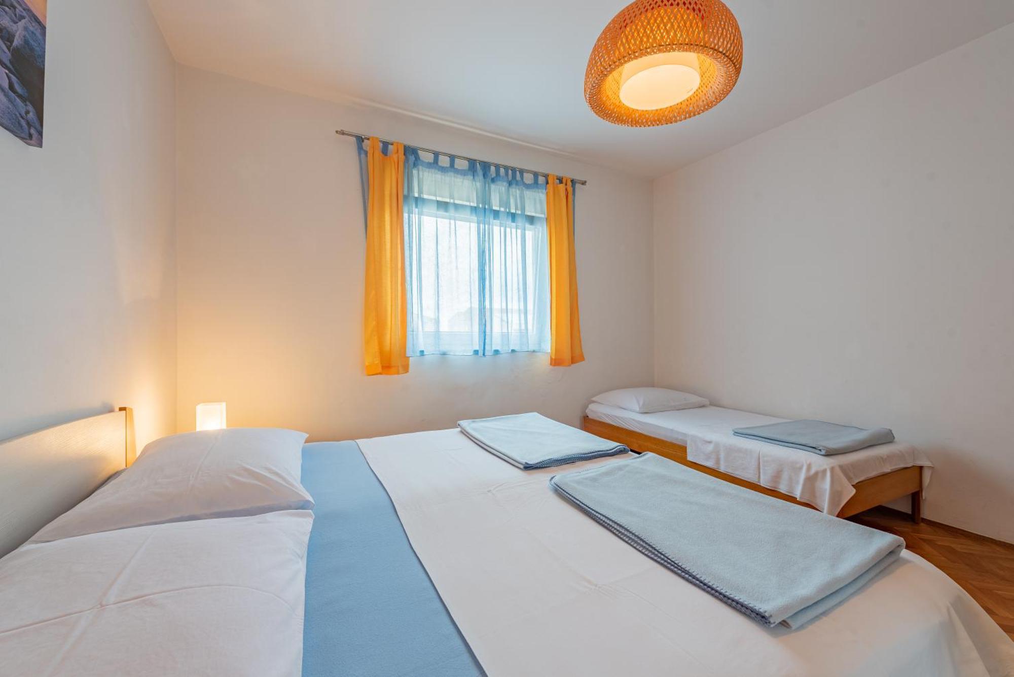 Haus Toni Lägenhet Ražanac Exteriör bild