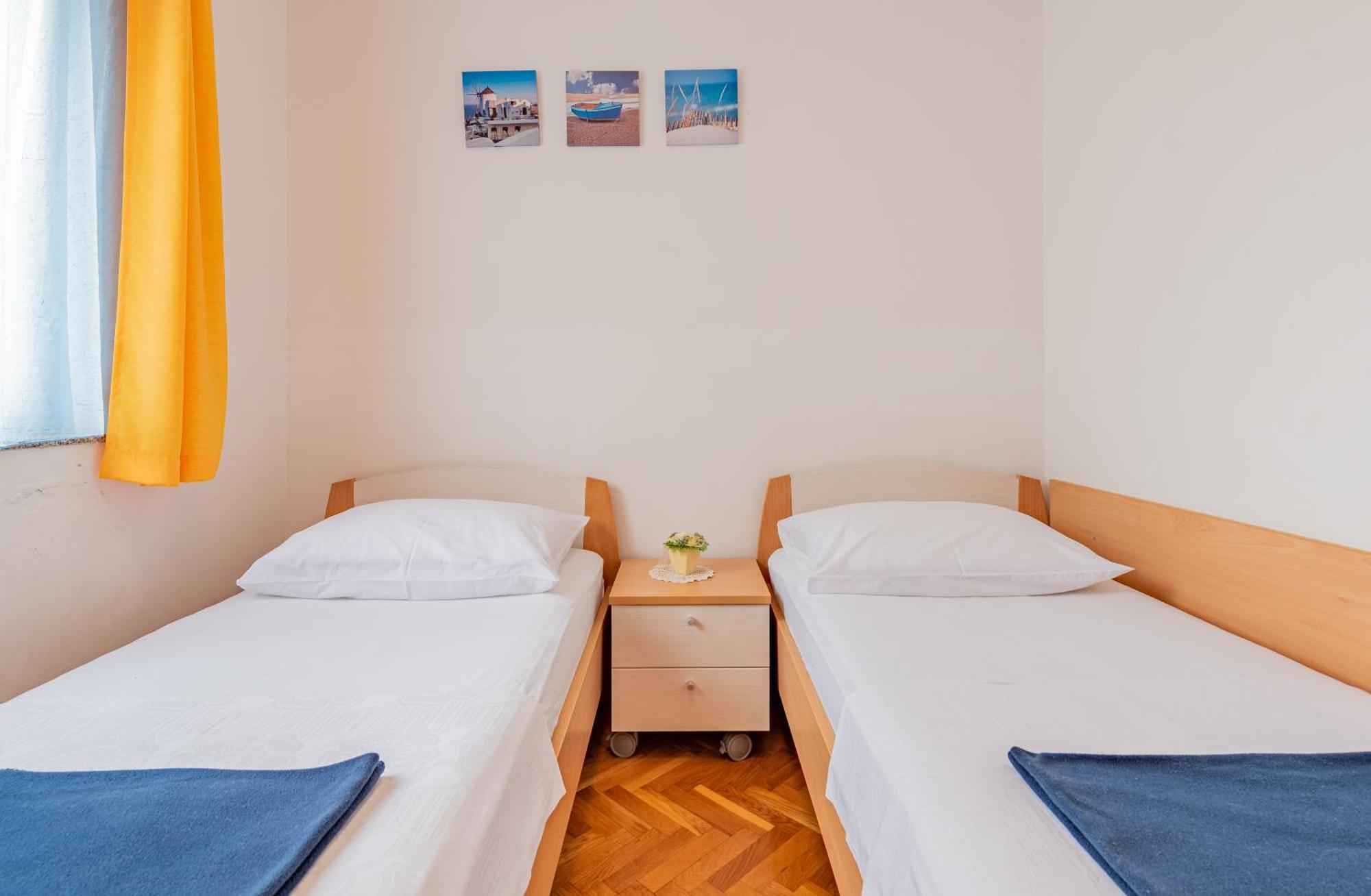 Haus Toni Lägenhet Ražanac Exteriör bild